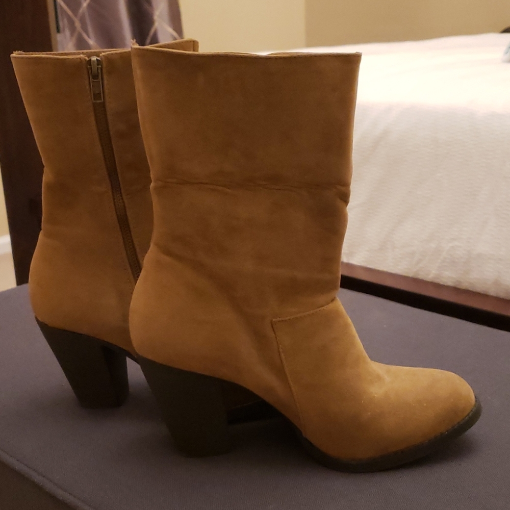 NWOT Bucco Priyanka fold over boots